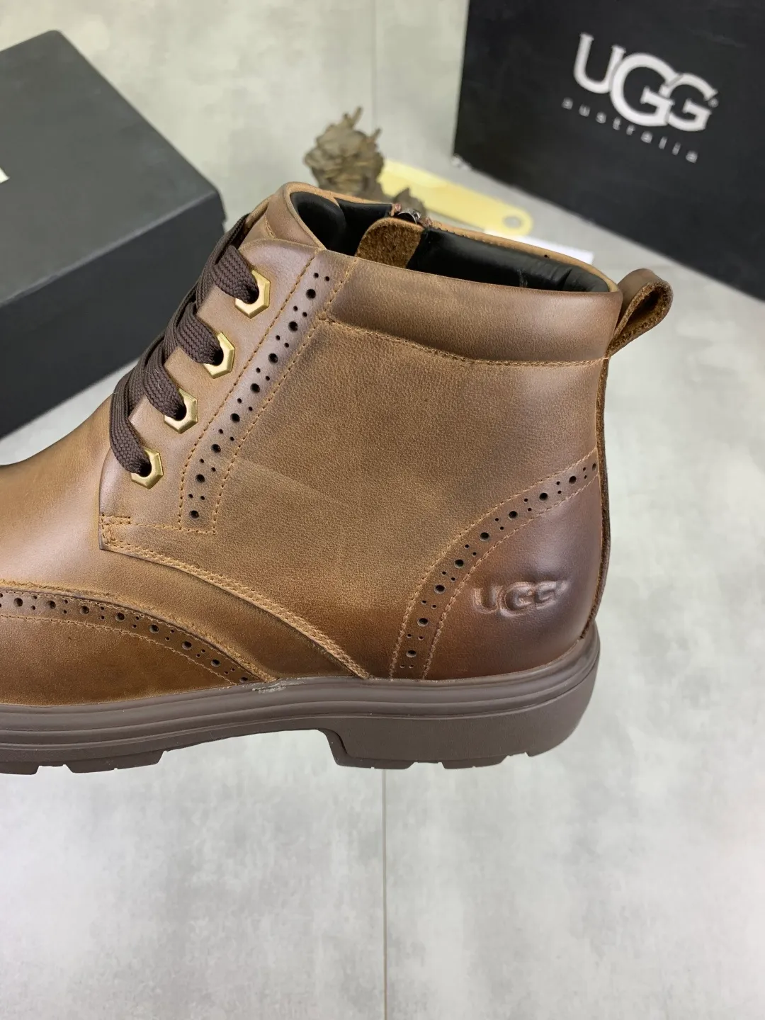 Men's shoes 💰P620 [New style] 💰 🆘 "Real wool" [UGG] 👉The popular men's shoes are synchronized with the official website 🔰The quality [proud] is not comparable to the imitations in the general market 🌀The upper is imported Italian frosted cowhide, and the lining: foot pads 🅰️Grade 🐑Real wool👻Only Grade A can show the effect The hand feels smooth and delicate 🔱The shoe shape is grand, only the factory can do it 🎄The perfect toughness of the original outsole 👻⬛️ can allow customers to say goodbye to one-time consumption. Real wool lining, super warm. Brown and gray available. Size: 38-44